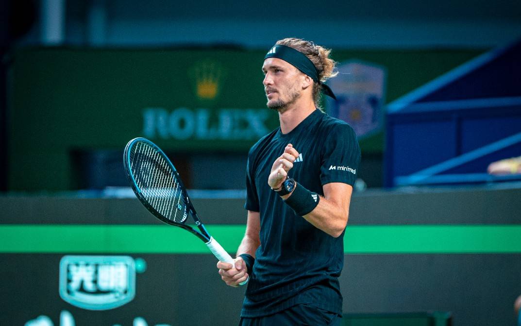 包含西班牙网球队逆转世界网球队，兹维列夫制霸全场的词条