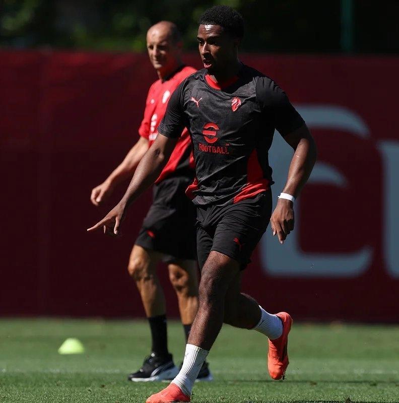 关于AC米兰后卫表现出色，成为球队防线支柱的信息