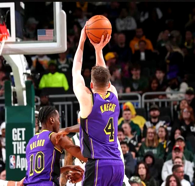 关于雄鹿遭遇湖人逆袭,失去领先优势的信息 关于雄鹿遭遇湖人逆袭,失去领先优势的信息