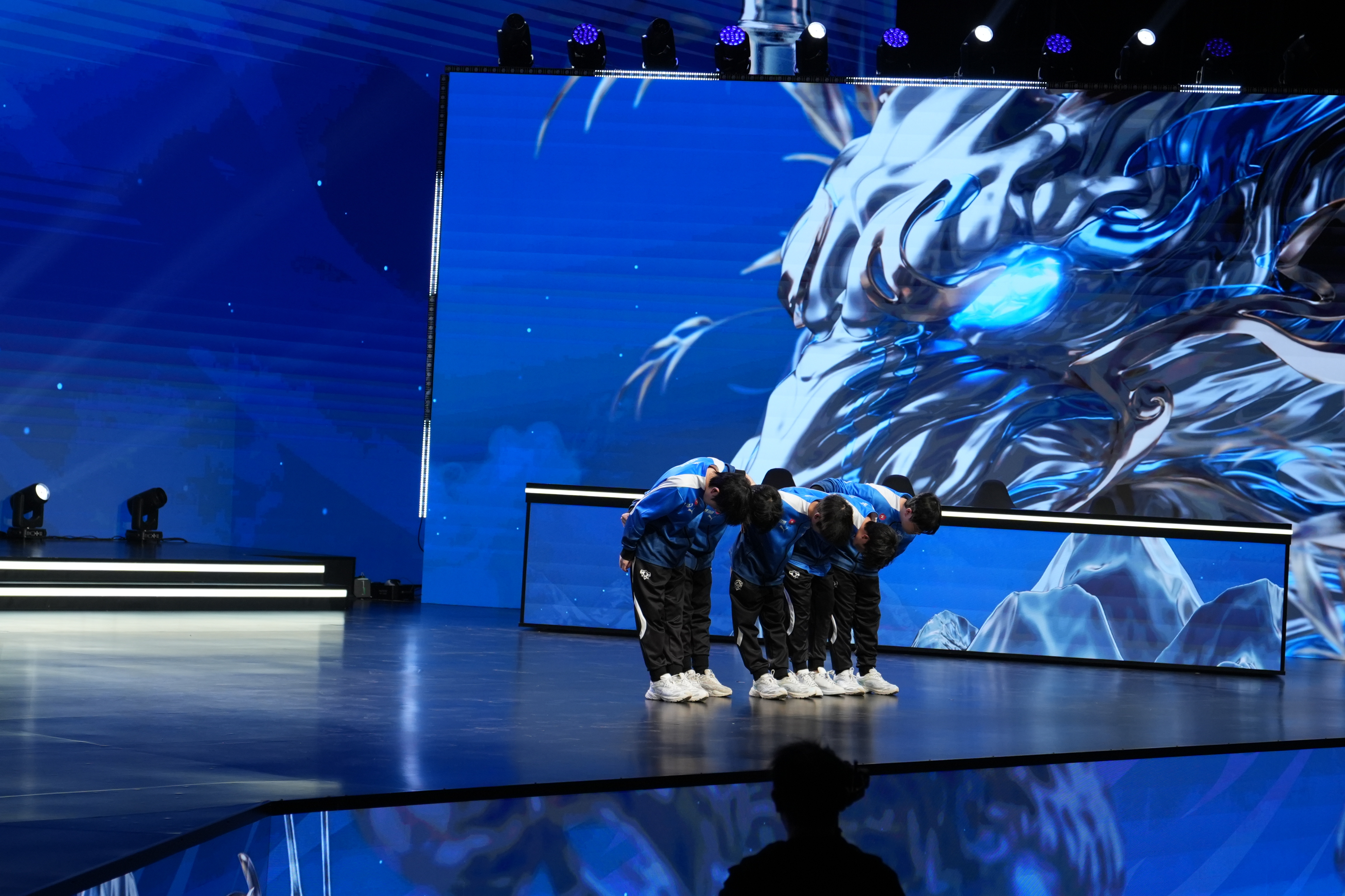 队伍展现实力,赢得观众们的掌声的简单介绍 队伍展现实力,赢得观众们的掌声的简单介绍