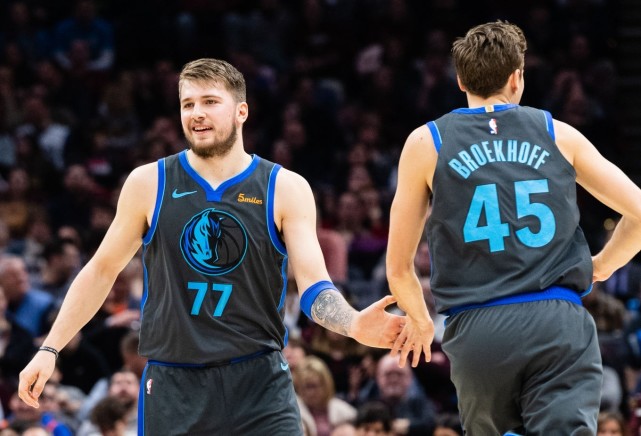 澳洲球员庆祝生日,队友送上祝福和礼物的简单介绍 澳洲球员庆祝生日,队友送上祝福和礼物的简单介绍