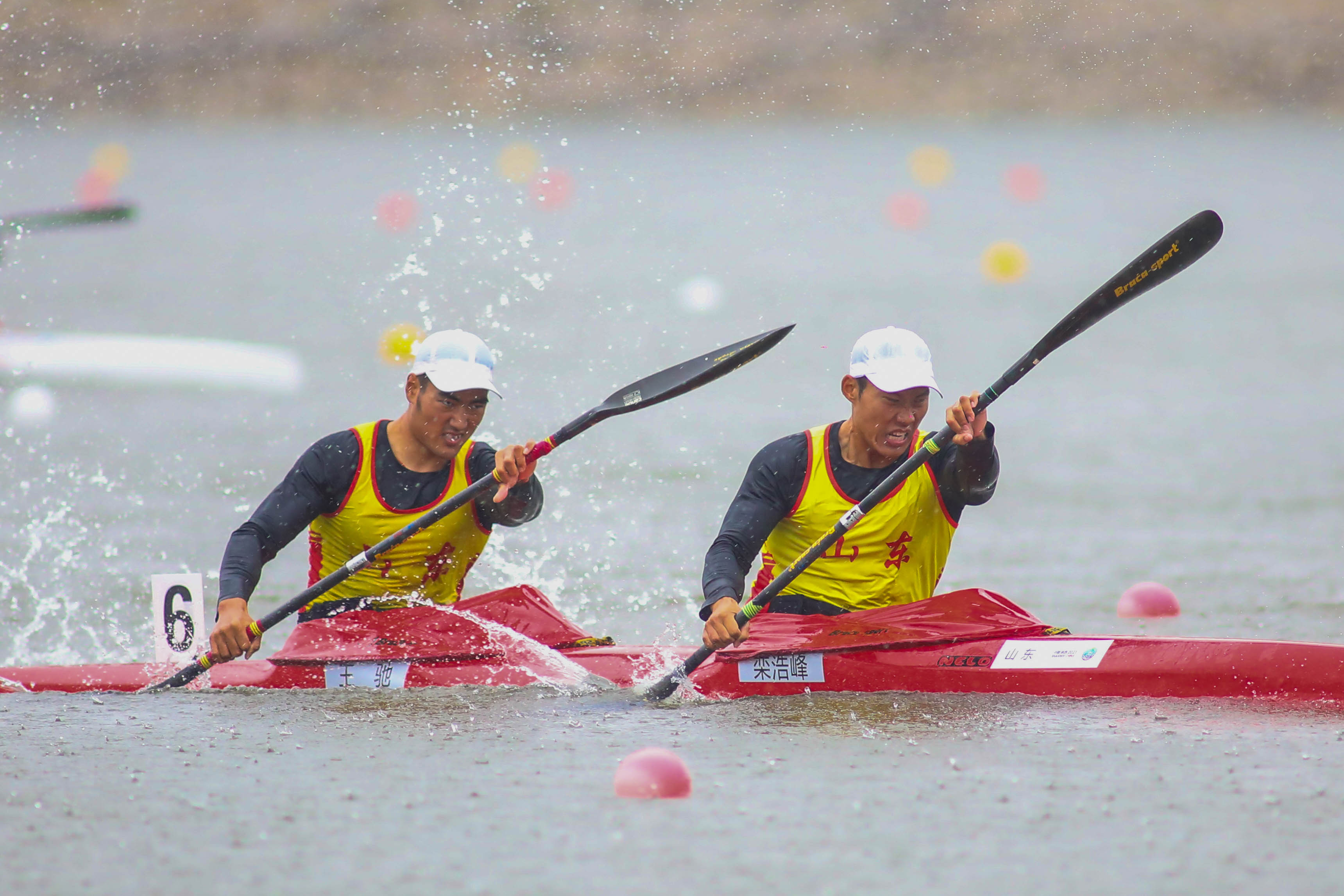 游泳比赛紧张刺激,选手飞驰水中游 游泳比赛紧张刺激,选手飞驰水中游
